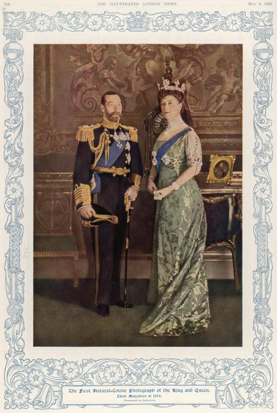 1935年5月4日、イラストレイテッドロンドンニュースで複製された、1914年のキングジョージ5世（1865-1936）とクイーンメアリー（1867-1953）の最初のナチュラルカラー写真 作： English School