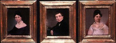 リージェンシー期のドレスを着た兄と2人の姉妹の3つのポートレート 1825年頃（油彩・ボード 作： English School