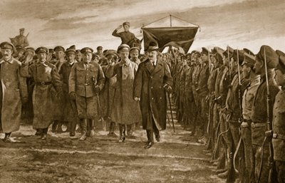 1914〜19年に赤軍のエリートを結成したレッツ連隊を視察するロシアのボルシェビキ戦争委員会トロツキー 作： English School