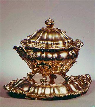 Tureen、メロンの形、ザクロのフィニアル、適用されたガドローンのボーダーと葉状のハンドル、ガラーズ、ロンドン、1847年（シルバー） 作： English School