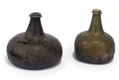 2つの緑色の「タマネギ」ワインボトル、c.1700 作： English School