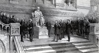 1885年6月9日、サウスケンジントンの自然史博物館で故チャールズダーウィンの像を発表 作： English School