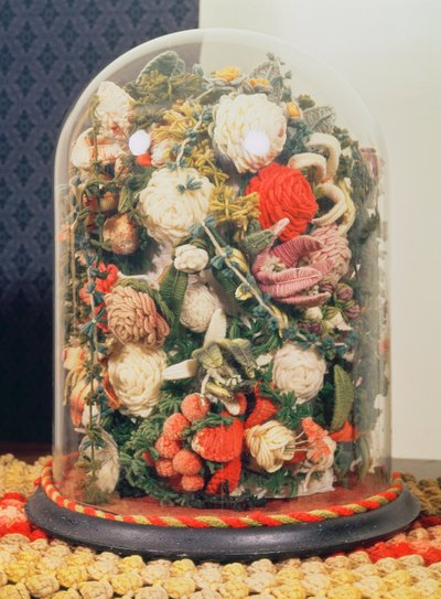 ガラスケースに入ったビクトリア朝のウールの花（ウール） 作： English School