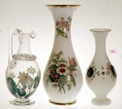 ヘンリー・G・リチャードソン作 陶器の絵具で睡蓮を描いた水差し クリスタルケース 19世紀半ば ヘンリー・G・リチャードソン作 オパールガラスの花瓶2個 19世紀後半 エナメル画のオパールガラスの花瓶 19世紀後半（ガラス 作： English School