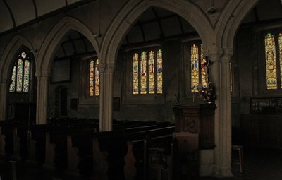 15世紀のステンドグラスの窓と北の通路の景色を描いた窓 作： English School