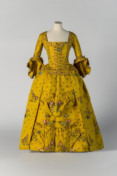 黄色のブロケードの開いたローブとペチコート、c.1750（シルク） 作： English School