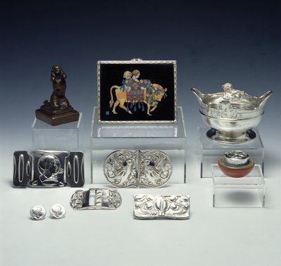 アートとクラフトシルバーと金属細工、ハロルドスタブラー（1872-1945）、フィービースタブラー（c.1873-1955）、ケイトハリスとリバティ 作： English School English School