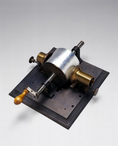 1877年にThomas Alva Edison（1847-1931）によって発明された最初の蓄音機（金属）のレプリカ（2341も参照） 作： English School English School