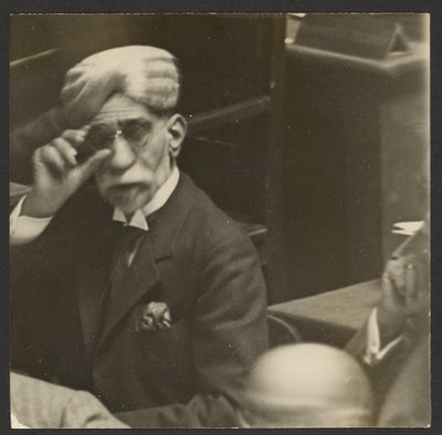 [ターバンを巻き、黒眼鏡をかけた男が座っている。］ 作： Erich Salomon