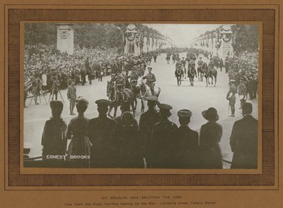 1919年ロンドンでの戦勝記念式典、国王に敬礼するダグラス・ヘイグ卿（モノクロ写真 作： Ernest Brooks