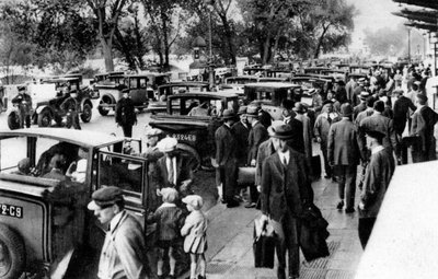 駅前の群衆、オルセー、パリ、1931 作： Ernest Flammarion