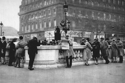 1931年、パリの地下鉄駅の入り口にある待ち合わせ場所 作： Ernest Flammarion