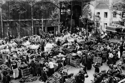 セントラルマーケットの外、パリ、1931年。 作： Ernest Flammarion