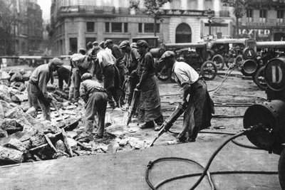 1931年、パリのGrands Boulevardsの道路を更新しています。 作： Ernest Flammarion