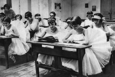 1931年パリのオペラ座で踊る少女の学校。 作： Ernest Flammarion