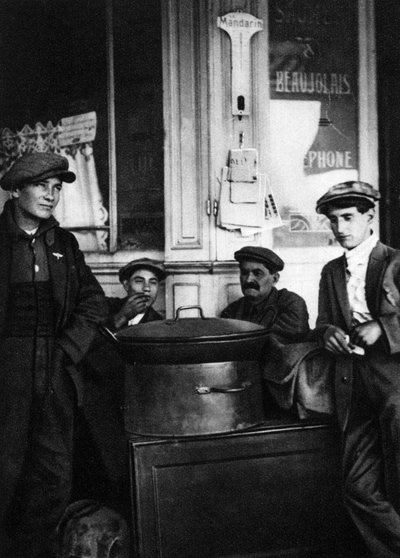 焼き栗のストリートセラー、パリ、1931年。 作： Ernest Flammarion