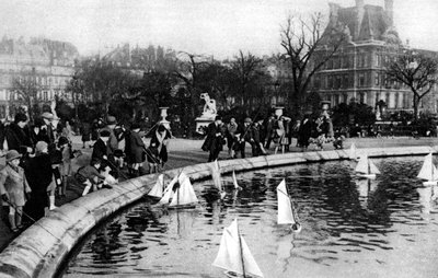 1931年、パリのチュイルリー公園でおもちゃのボート。 作： Ernest Flammarion