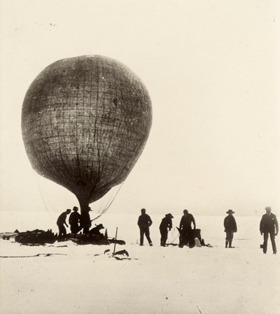 氷上で水素を充填する牛腸風船。アーネスト・ヘンリー・シャクルトン卿のアルバム「National Antarctic Expedition（1901-1903）」より。 作： Ernest Henry Shackleton