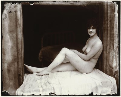 ウィンドウで未知の裸の女性の肖像画 作： Ernest James Bellocq