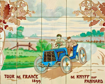 1899年のツール・ド・フランスでパンハール車を運転するデ・クニェフ：アーネスト・モントー（1878-1909）のデッサンに基づき、パリのジラルドーニ・フィス社が製造したセラミック・タイル。 作： Ernest Montaut