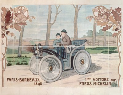 1895年のパリ・ボルドー間カーレースで、初めて空気入りタイヤで走行した自動車「エクレール」を運転するエドゥアール・ミシュランとアンドレ・ミシュラン：アーネスト・モントー（1878-1909）のデッサンに基づき、パリのジラルドーニ・フィス社が製造したセラミックタイル。 作： Ernest Montaut