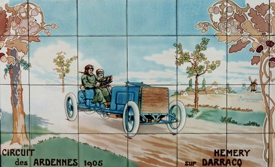 1905年、アルデンヌ・サーキットでダラックの車を運転するヘメリー：アーネスト・モントー（1878-1909）のデッサンに基づき、パリのジラルドーニ・フィス社製のセラミック・タイルを使用。 作： Ernest Montaut