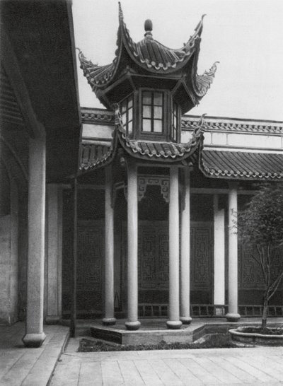 湖南省長沙府、陳家廟、中庭の鐘楼（モノクロ写真） 作： Ernst Boerschmann