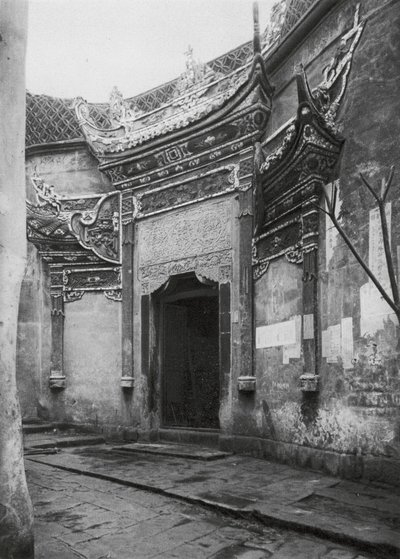 四川・中興府、路地の家屋扉、釉磁器装飾（モノクロ写真） 作： Ernst Boerschmann