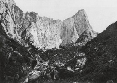 華山、神西、五峰の円柱、中峰と西峰（モノクロ写真） 作： Ernst Boerschmann