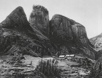 イチャンフー、パイキャシャン、フーペイ、龍王洞窟寺院の向かいにある筆持ち山（モノクロ写真） 作： Ernst Boerschmann