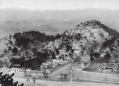 ジェホール、ポタラ、チフリ、ラマ僧院 ジェホールのポタラ、南東からの眺め（モノクロ写真） 作： Ernst Boerschmann