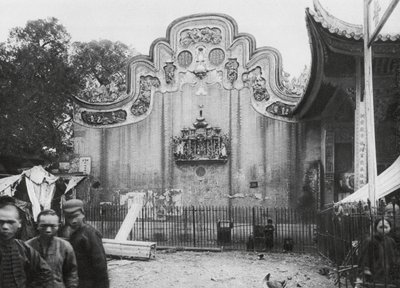 クアンチョウ、クアントゥン、薬師寺、通りを望む切妻（モノクロ写真） 作： Ernst Boerschmann