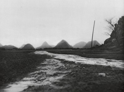 桂林府の北にある円錐形の山々、廣渓（モノクロ写真） 作： Ernst Boerschmann