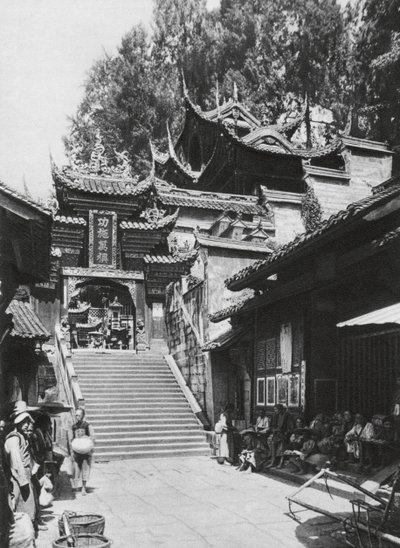 四川省オリランミャオ族のクアンヒエン、オリラン寺の入り口（モノクロ写真） 作： Ernst Boerschmann