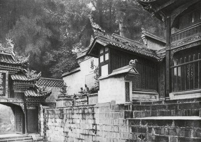 四川省オリラン村観賢、オリラン廟の第一フロントコート（モノクロ写真） 作： Ernst Boerschmann