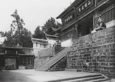 関憲、オリランミャオ、四川、セカンドフロントコート（モノクロ写真） 作： Ernst Boerschmann