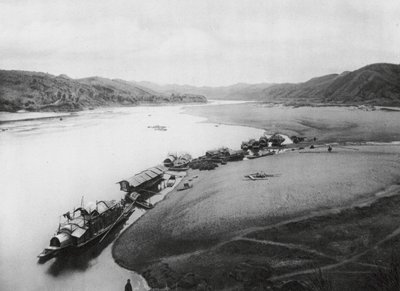 クエ・キアン、クアンシー、クエ川、岸辺に並ぶボート（モノクロ写真） 作： Ernst Boerschmann