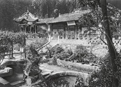 ミャオ・タイ・ツェ、シェンシ、僧院庭園（モノクロ写真） 作： Ernst Boerschmann