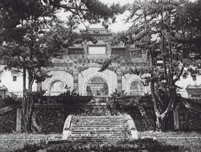 北京、四山、清一元、池里、北京近郊の西の丘にある彩釉門（モノクロ写真） 作： Ernst Boerschmann