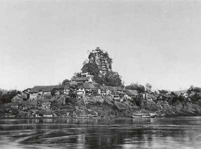 シーパオチャイ、ワンインシャン、四川省、長江河畔の村と聖なる岩（モノクロ写真） 作： Ernst Boerschmann