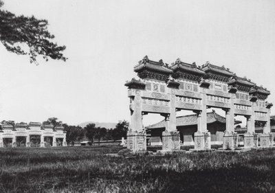 西陵、集集、満州王朝の西帝陵、正面入り口（モノクロ写真） 作： Ernst Boerschmann