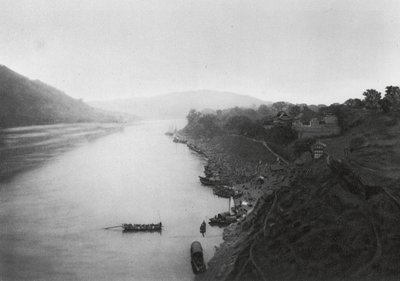 四川省首府、町から岷江を望む（モノクロ写真） 作： Ernst Boerschmann