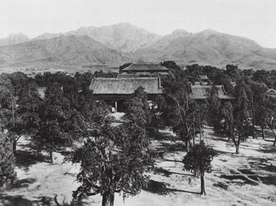 山東省泰廟・泰安府、北の大廟越しに聖山泰山を望む（モノクロ写真） 作： Ernst Boerschmann