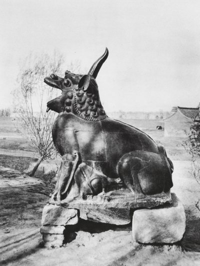 山西省太原府、フェン川を守る青銅の一角獣（モノクロ写真） 作： Ernst Boerschmann