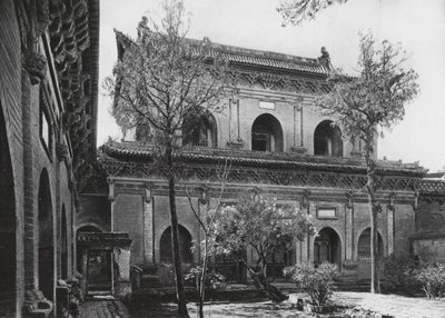 太原府、双塔堤、山西省、巨大なホール（モノクロ写真） 作： Ernst Boerschmann
