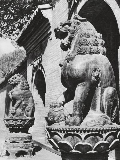 山西省太原府、タペイセ、寺院入り口のブロンズ像の獅子（モノクロ写真） 作： Ernst Boerschmann