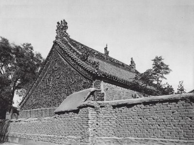 山東の清陽集、泰山寺の釉テラコッタ・レリーフのあるホール（モノクロ写真） 作： Ernst Boerschmann