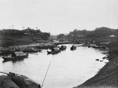 四川省ツェリュツィン、塩田工業地区の塩ボート（モノクロ写真） 作： Ernst Boerschmann