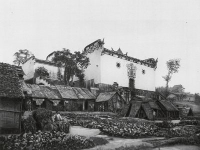 長江の高岸にある長飛将軍の記念廟（モノクロ写真）。 作： Ernst Boerschmann