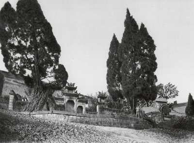 四川省杭亭山万峴、万峴近くの杭亭丘の斜面にある墓（モノクロ写真） 作： Ernst Boerschmann